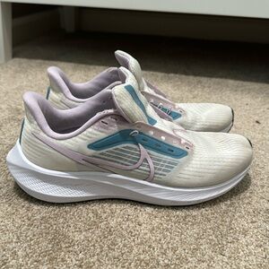 SOLD ** Nike Air Zoom Pegasus 39 (laces included)